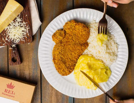 Milanesa de filé mignon empanada do Rei do Parmegiana, delivery em São Paulo