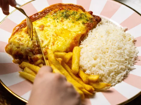 Parmegiana de berinjela com molho especial, opção vegetariana no Rei do Parmegiana